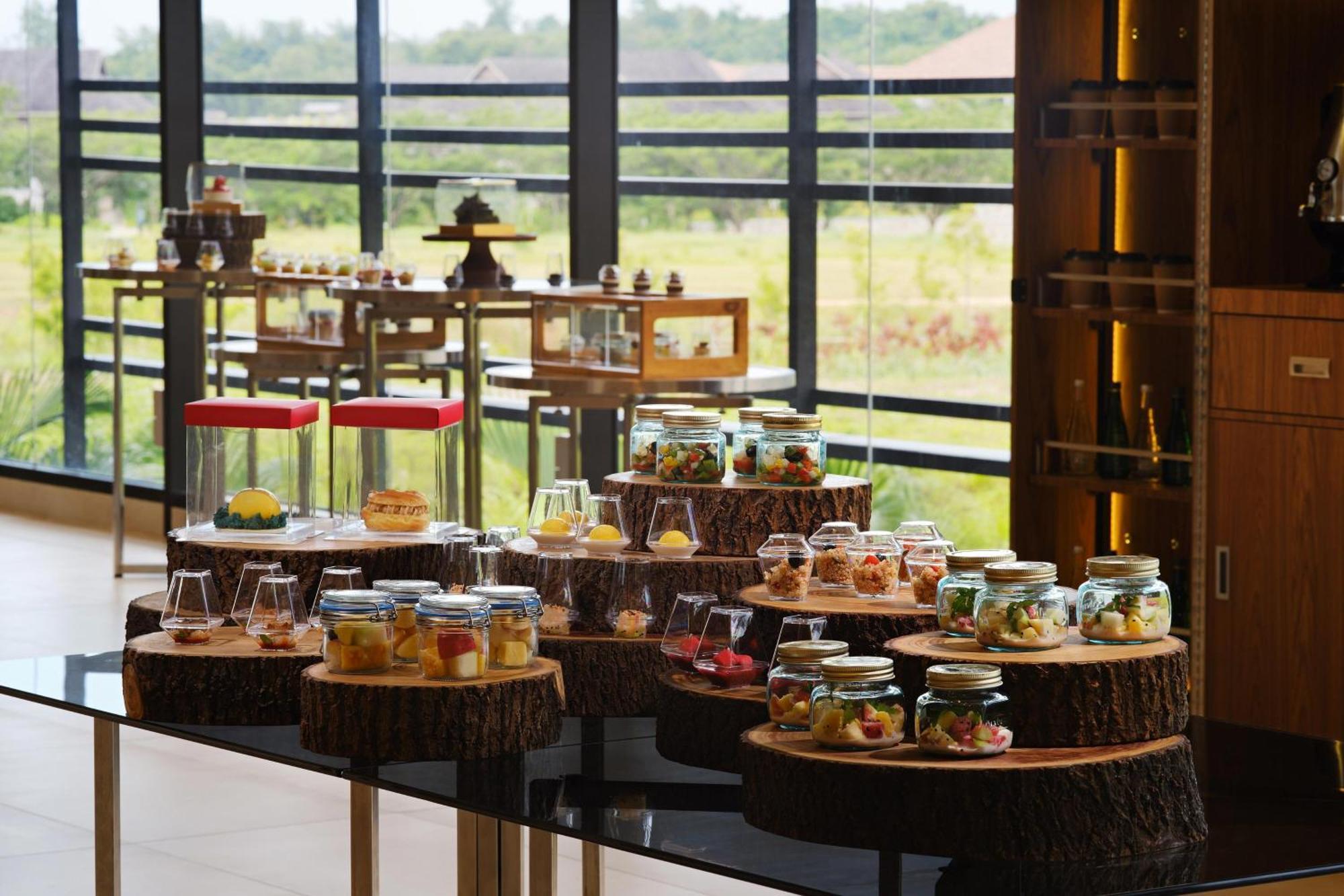 The Westin Desaru Coast Resort Kültér fotó A dessert buffet