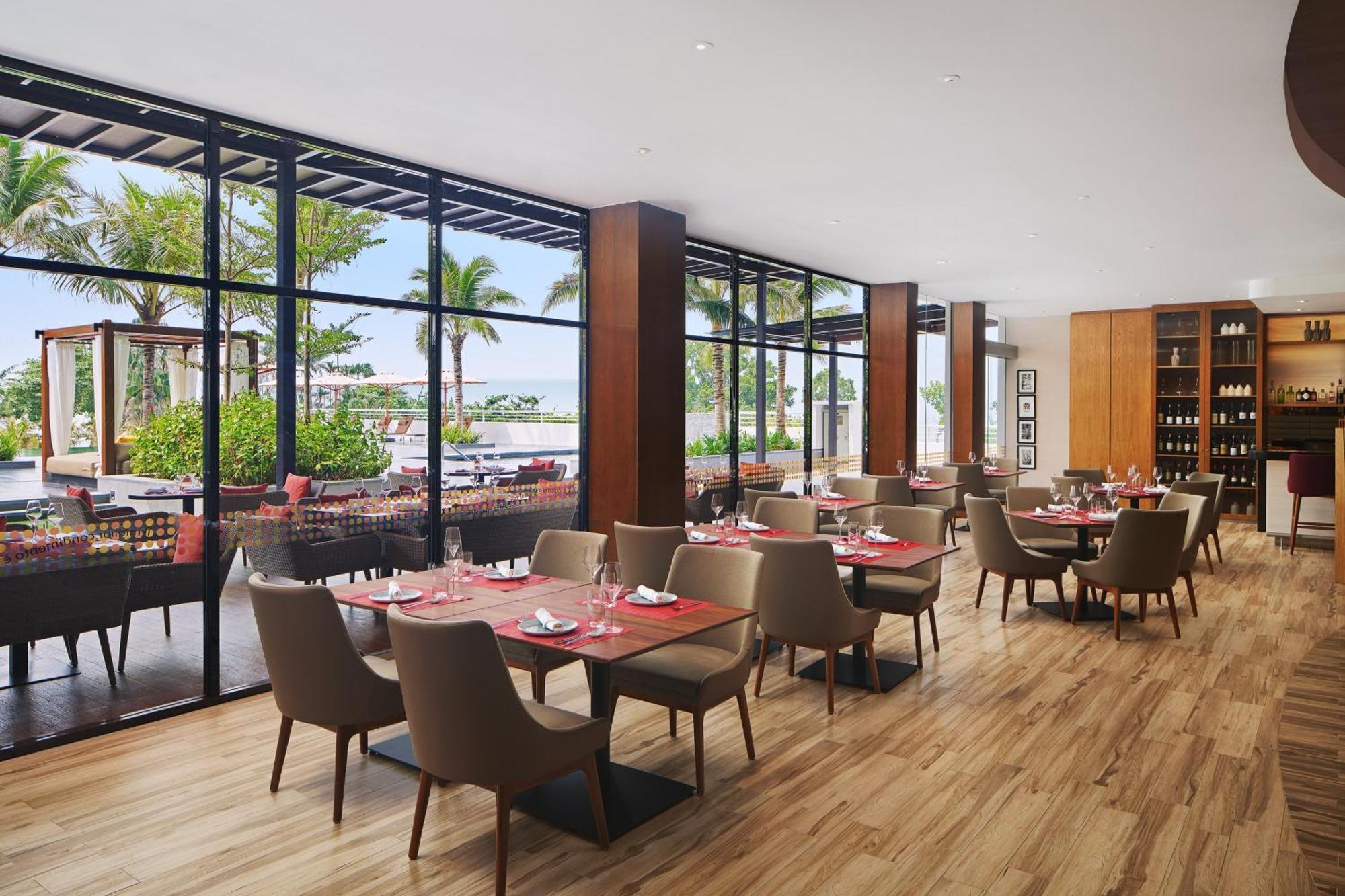 The Westin Desaru Coast Resort Kültér fotó The restaurant
