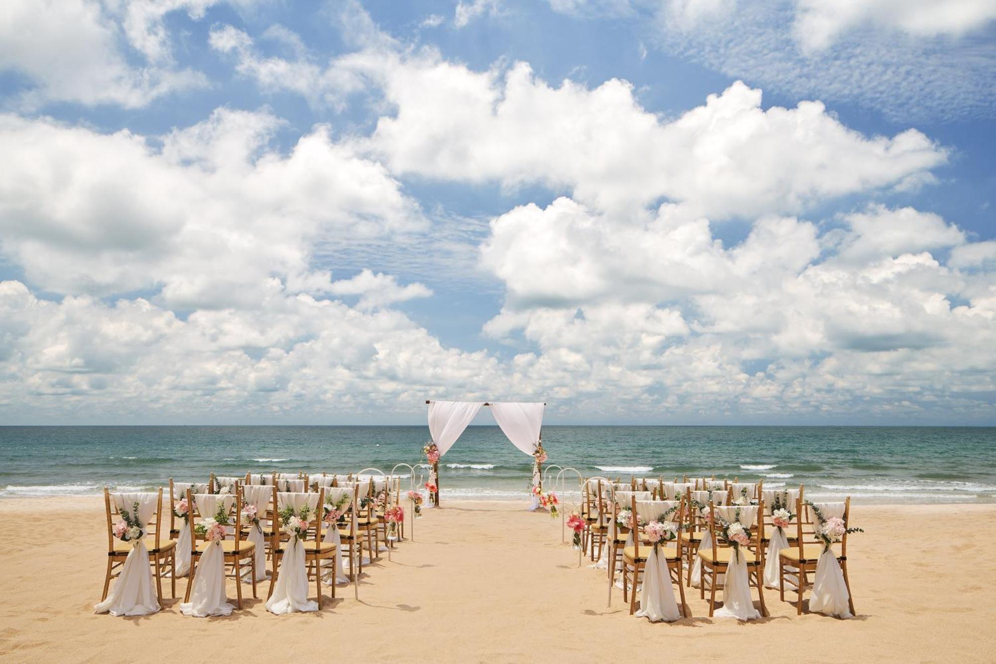 The Westin Desaru Coast Resort Kültér fotó Beach wedding