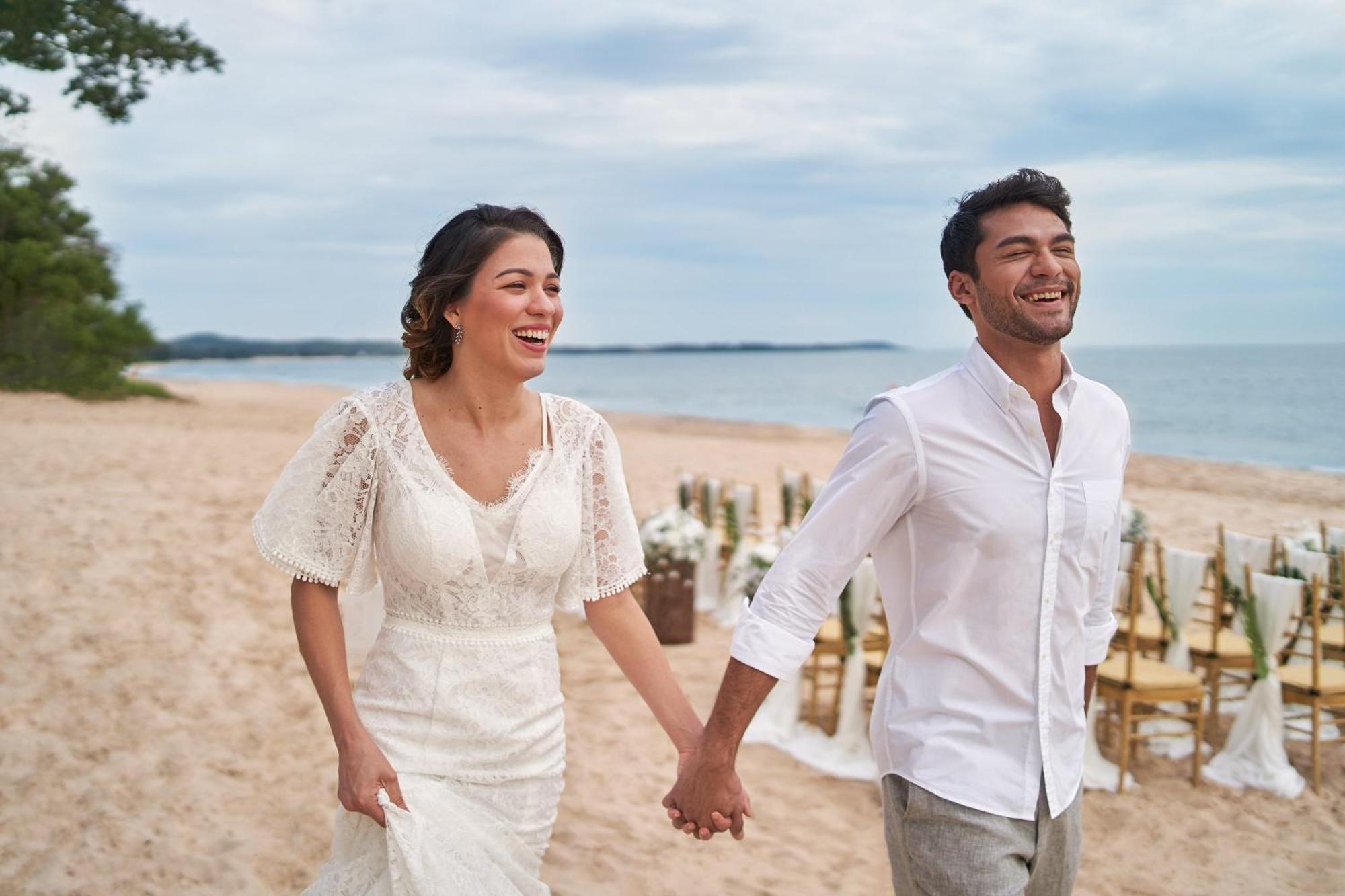 The Westin Desaru Coast Resort Kültér fotó A couple holding hands