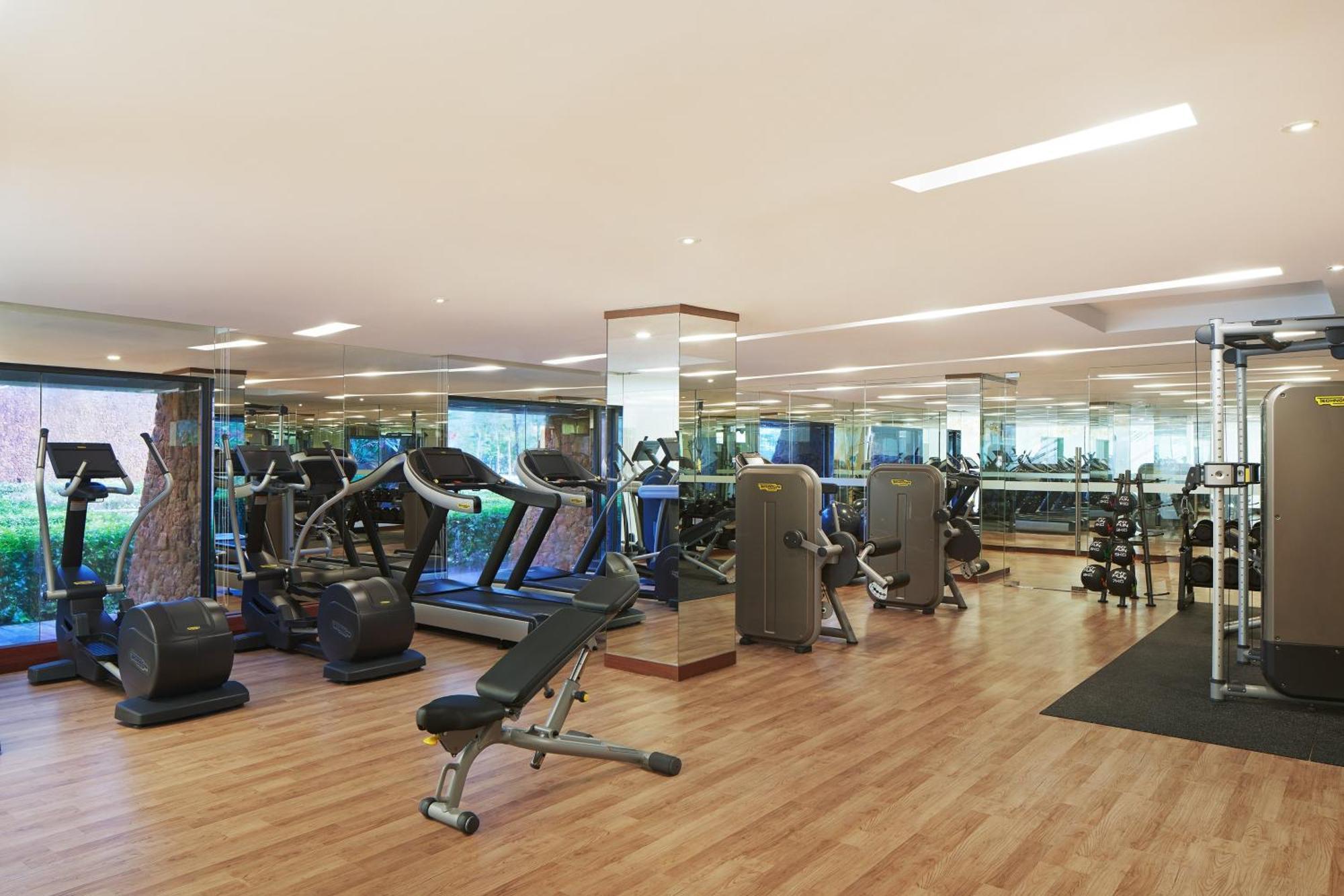 The Westin Desaru Coast Resort Kültér fotó The gym at the hotel