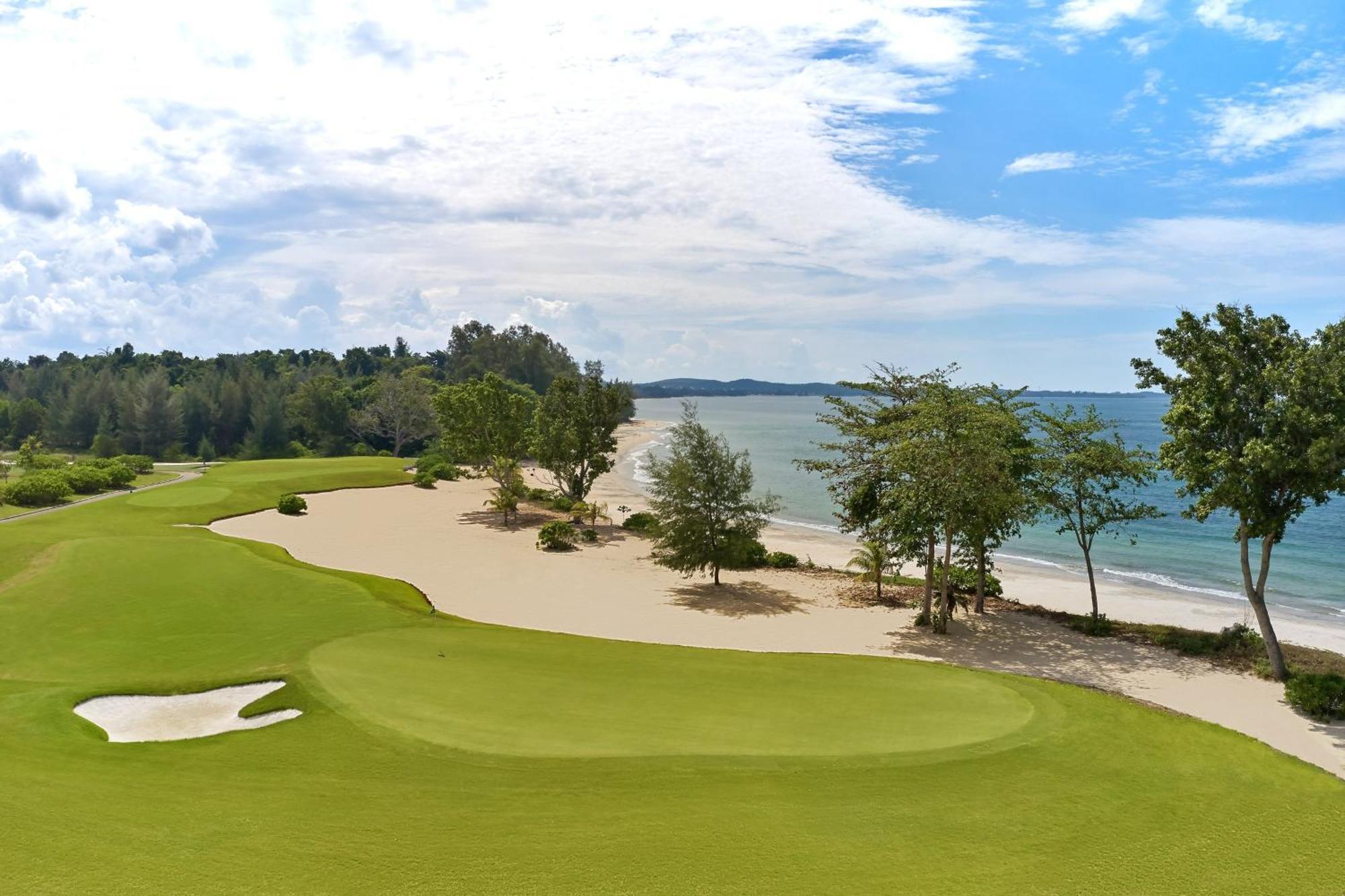 The Westin Desaru Coast Resort Kültér fotó The 18th green at the Straits Course